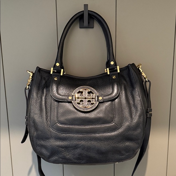 NWOT Tory Burch Elegant Amanda Black Leather Shoulder Bag with Gold Details